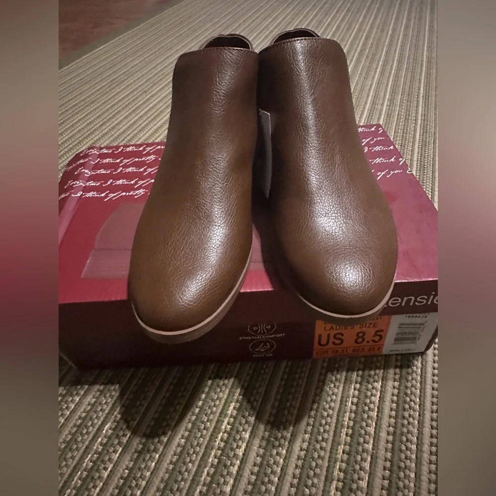 Kenzie Brown Ankle Boots. Size 8.5. New with tag and box. - Picture 1 of 5
